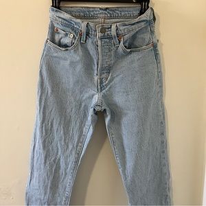 Levi’s Light Washed Cropped Jeans